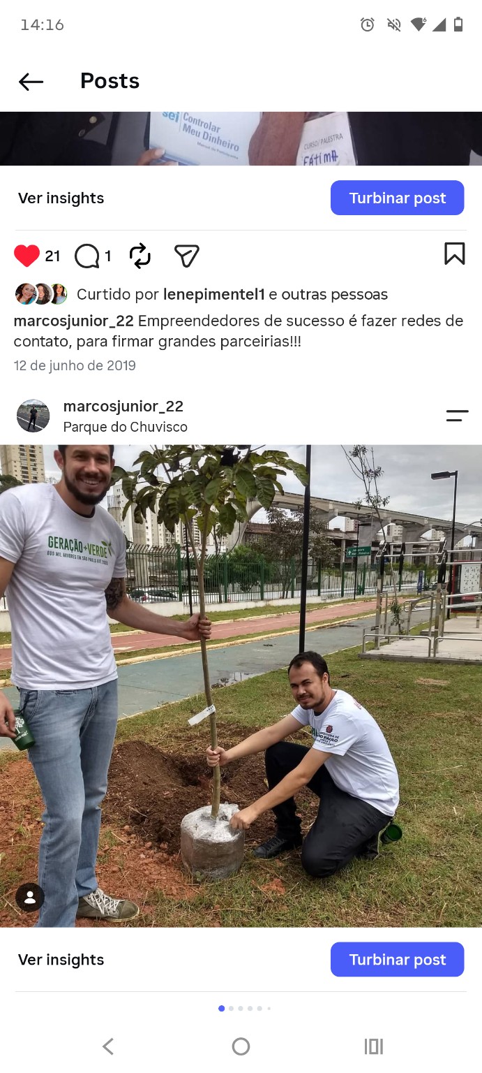 Duas pessoas participam do plantio de uma árvore no Parque do Chuvisco.